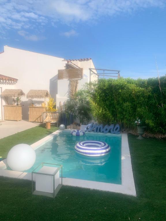 une piscine au milieu d'une cour dans l'établissement Villa Boho Cassis, à Cassis