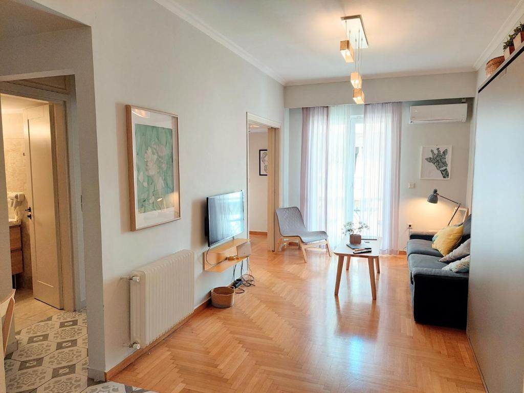 Televízia a/alebo spoločenská miestnosť v ubytovaní Stylish apartment in Acropolis