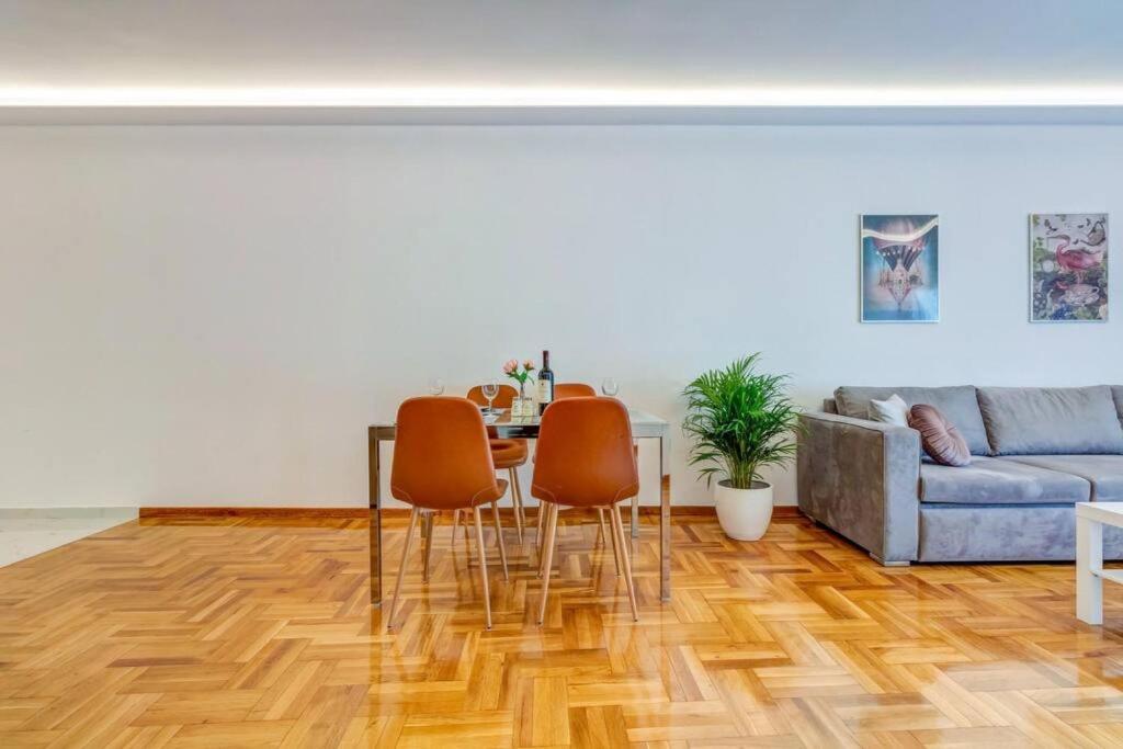 A seating area at Koukaki lux 2BD 1master ap next to Acropolis