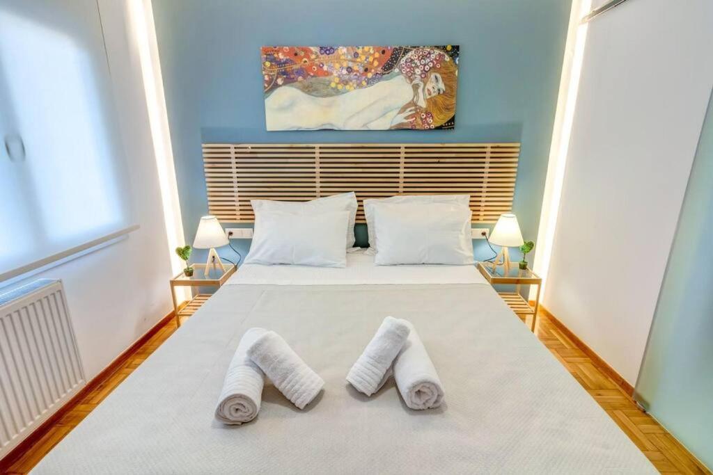 A bed or beds in a room at Koukaki lux 2BD 1master ap next to Acropolis