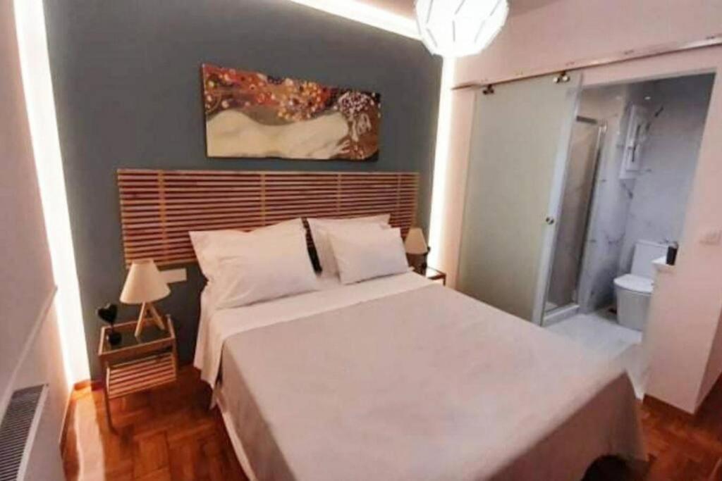 A bed or beds in a room at Koukaki lux 2BD 1master ap next to Acropolis