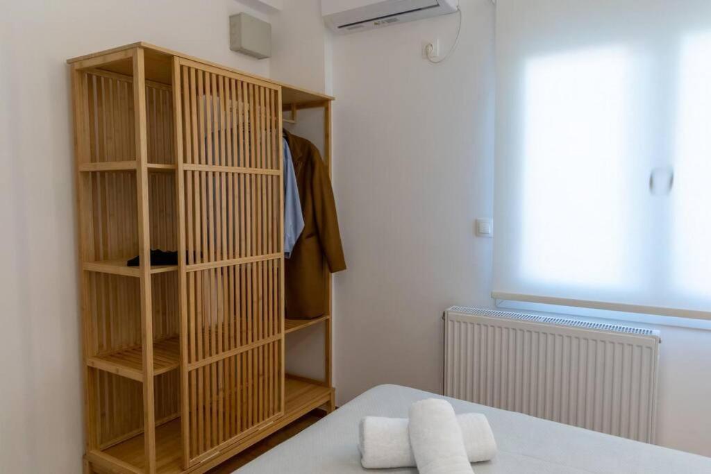 A bed or beds in a room at Koukaki lux 2BD 1master ap next to Acropolis