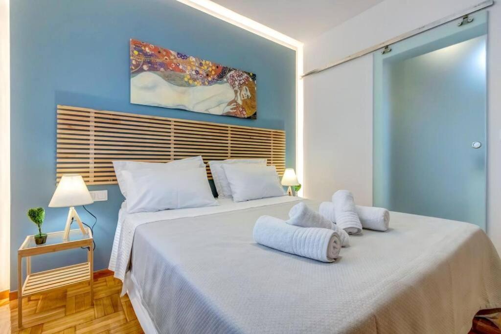 A bed or beds in a room at Koukaki lux 2BD 1master ap next to Acropolis