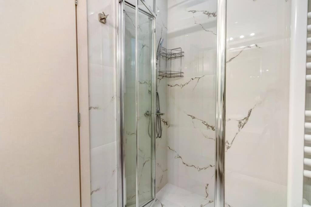 A bathroom at Koukaki lux 2BD 1master ap next to Acropolis