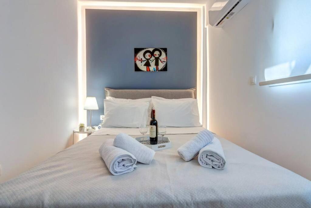 A bed or beds in a room at Koukaki lux 2BD 1master ap next to Acropolis