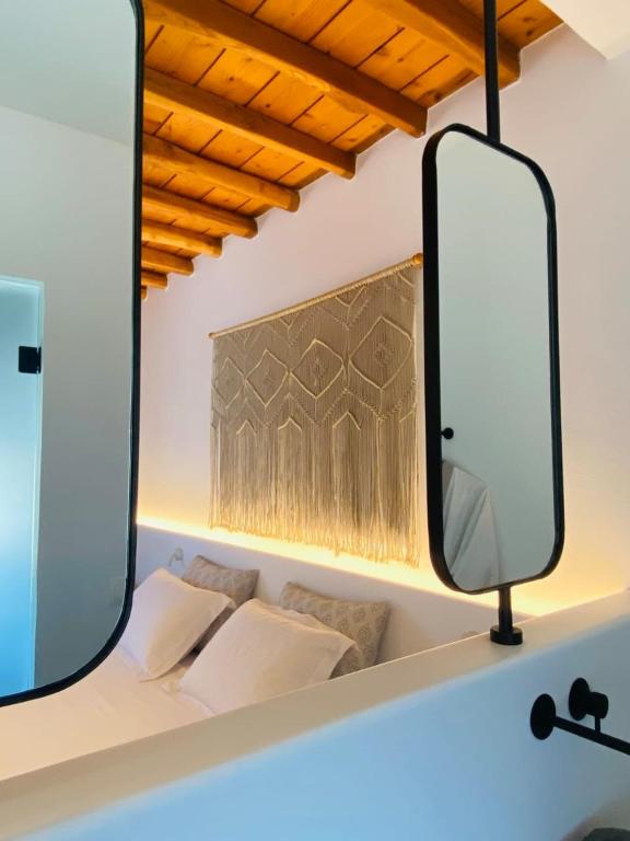 Postel nebo postele na pokoji v ubytování C Suites Mykonos
