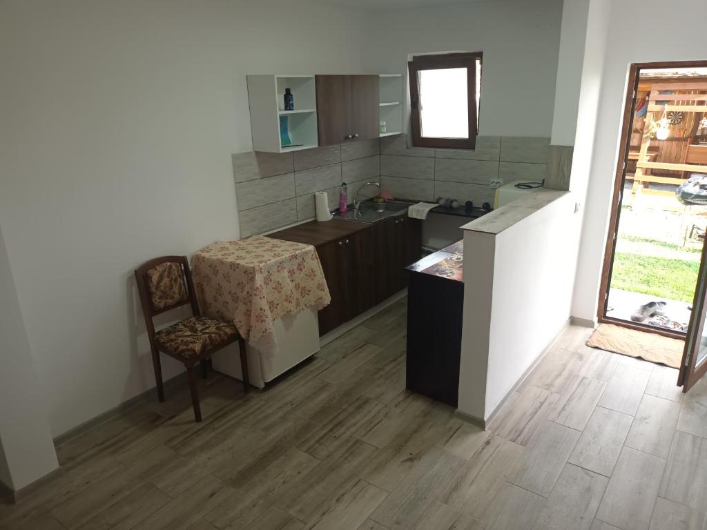 une cuisine avec une table et une chaise dans une pièce dans l'établissement Cazare Corbu, à Corbu