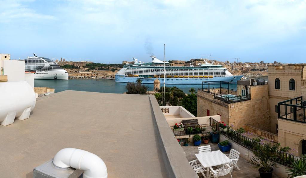 Galeriebild der Unterkunft Spacious Townhouse with a Terrace overlooking Valletta's Grand Harbor in Senglea