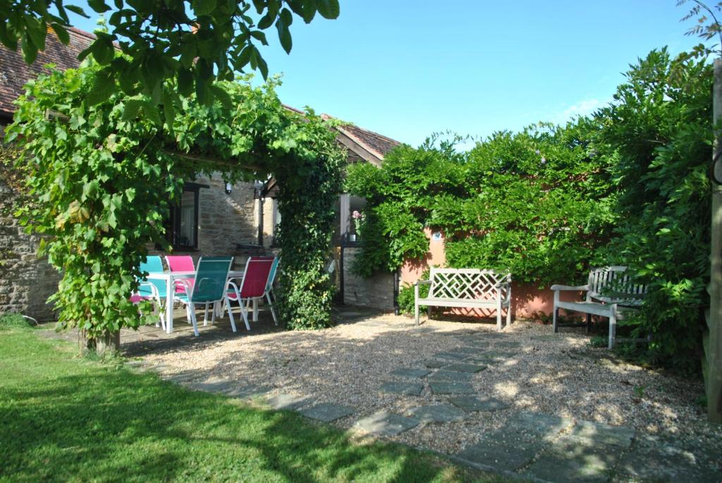 Κήπος έξω από το Courtyard Barn
