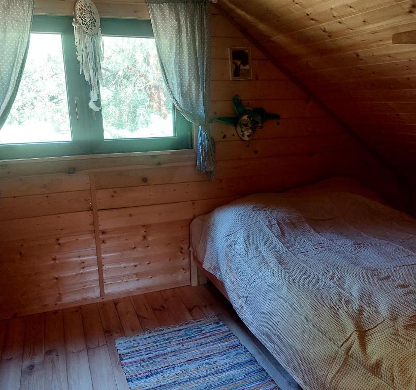 Rúm í herbergi á Domek w Sosnach