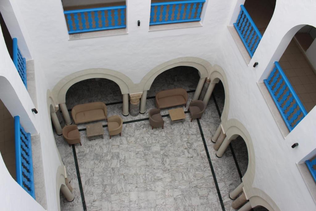Una vista aérea de un patio con sillas en un edificio. en Hôtel Medina, en Sousse