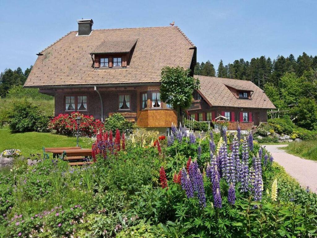 フロイデンシュタットにあるKienberg - Landhaus Anjaの花の咲く庭のある家