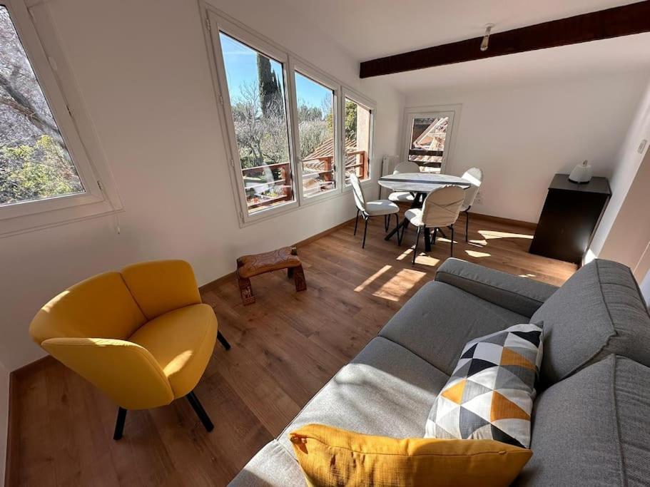 un salon avec un canapé et une table dans l'établissement Un appartement lumineux, à Aix-en-Provence