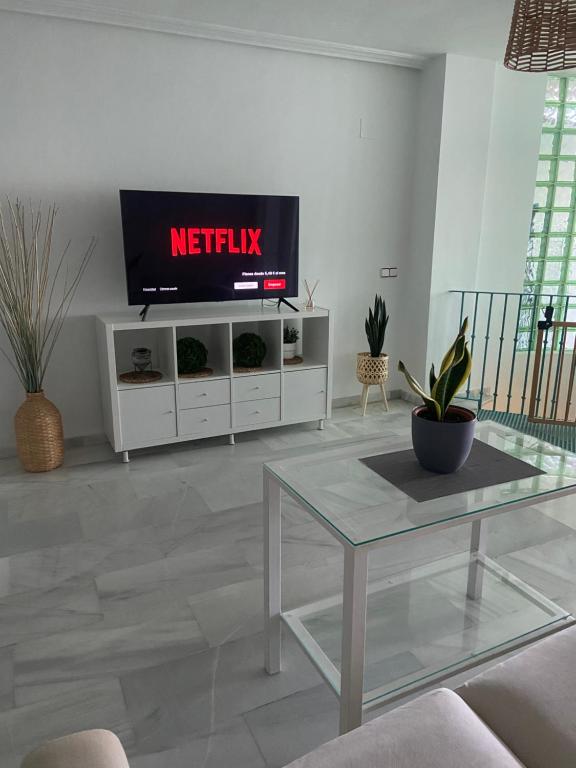 Televízia a/alebo spoločenská miestnosť v ubytovaní Duplex Torremolinos Suite