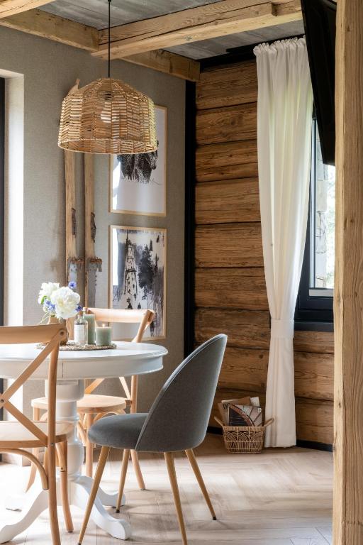 a dining room with a table and chairs at Apartamenty 1006mnpm JACUZZI w cenie in Bustryk