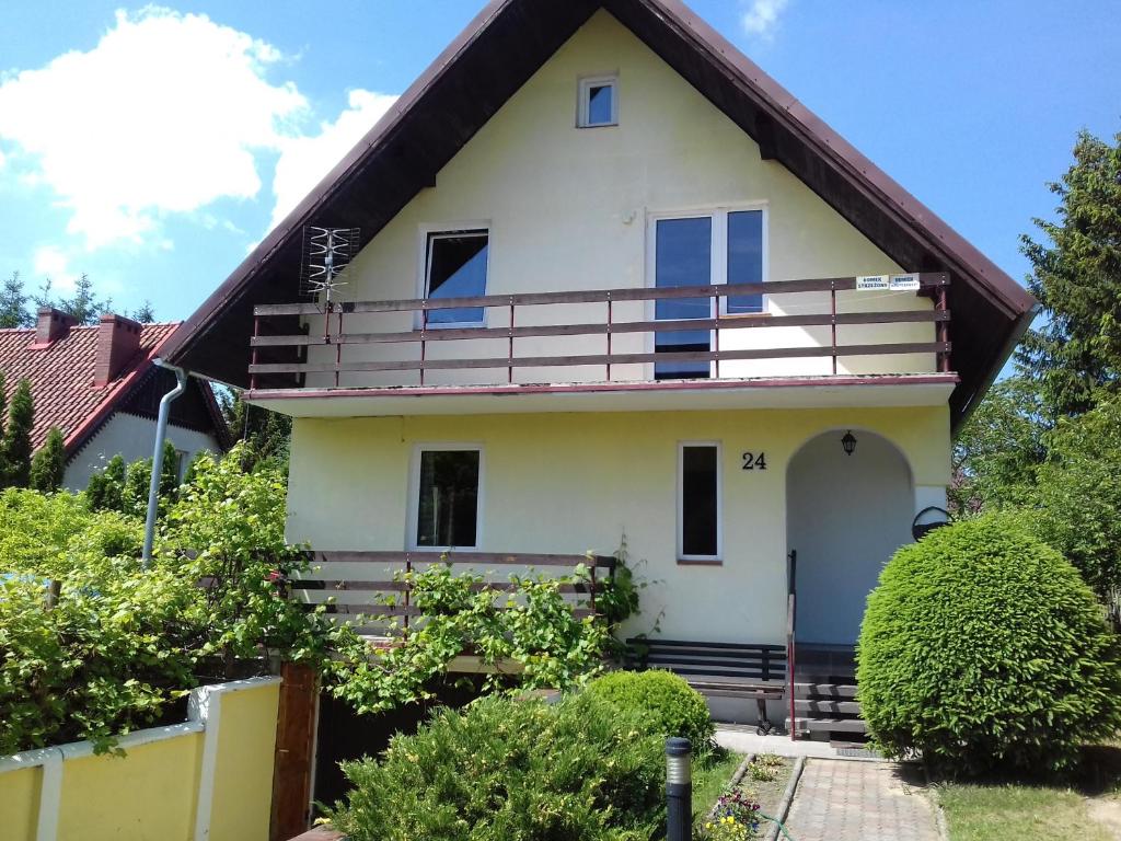 a house with a gambrel roof at Dom Letniskowy nad jeziorem in Wilkasy