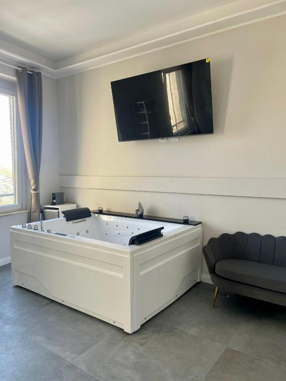 TV a/nebo společenská místnost v ubytování Le Cisterne Guest house Suite&Rooms