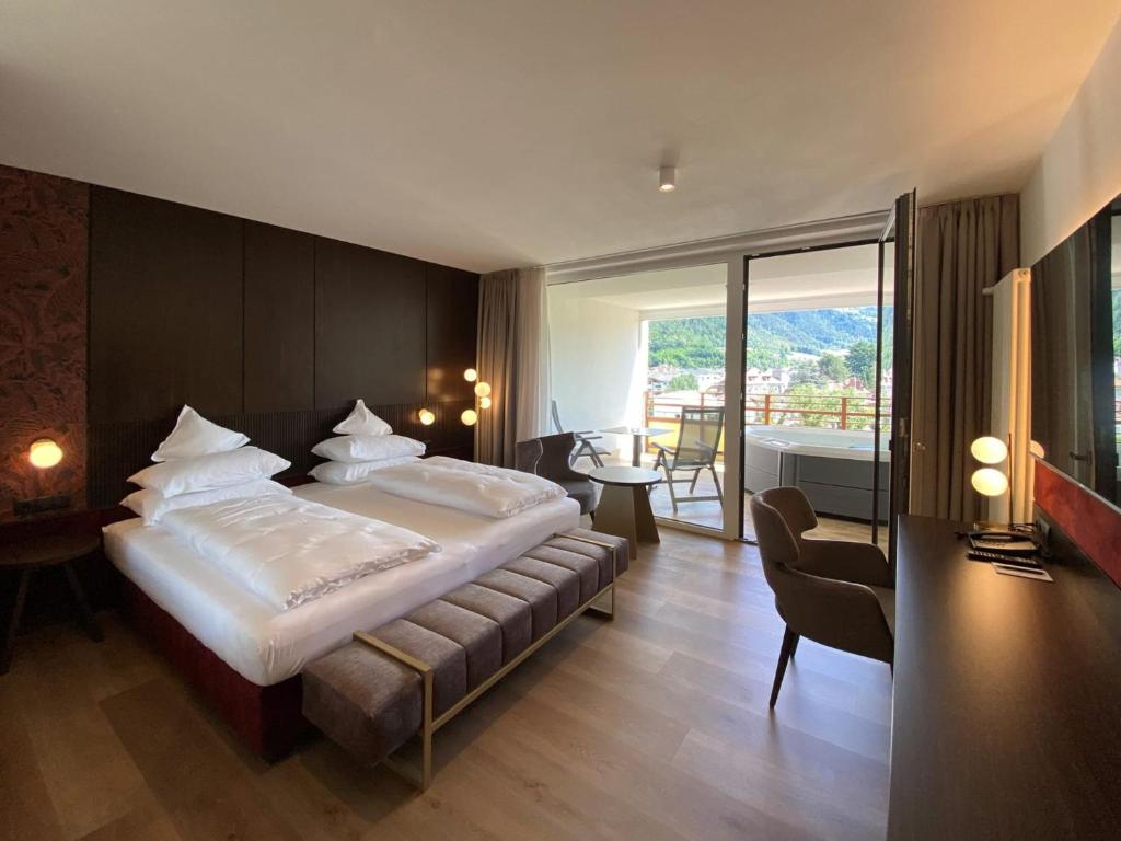 Postel nebo postele na pokoji v ubytování Dominik Alpine City Wellness Hotel - Adults only