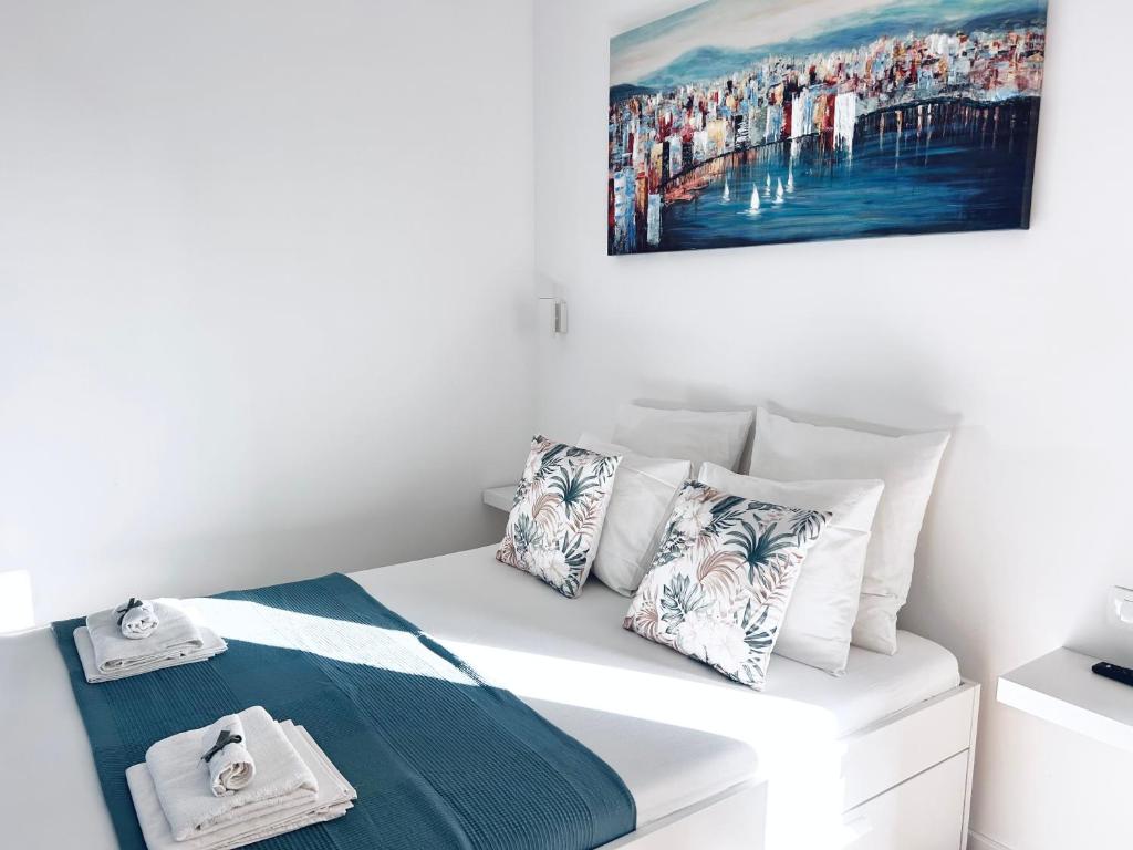 Postel nebo postele na pokoji v ubytování Studio apartments RAFAEL - 4 minutes to the beach
