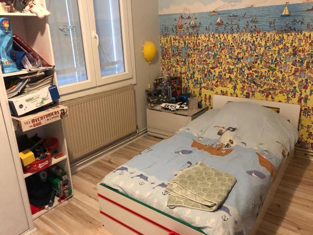 Postel nebo postele na pokoji v ubytování Chambre privée ARENA-GROUPAMA STADIUM- EUREXPO