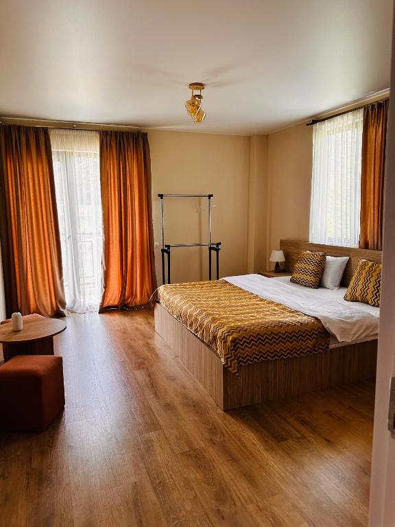 Postel nebo postele na pokoji v ubytování "Panorama" Kakhri