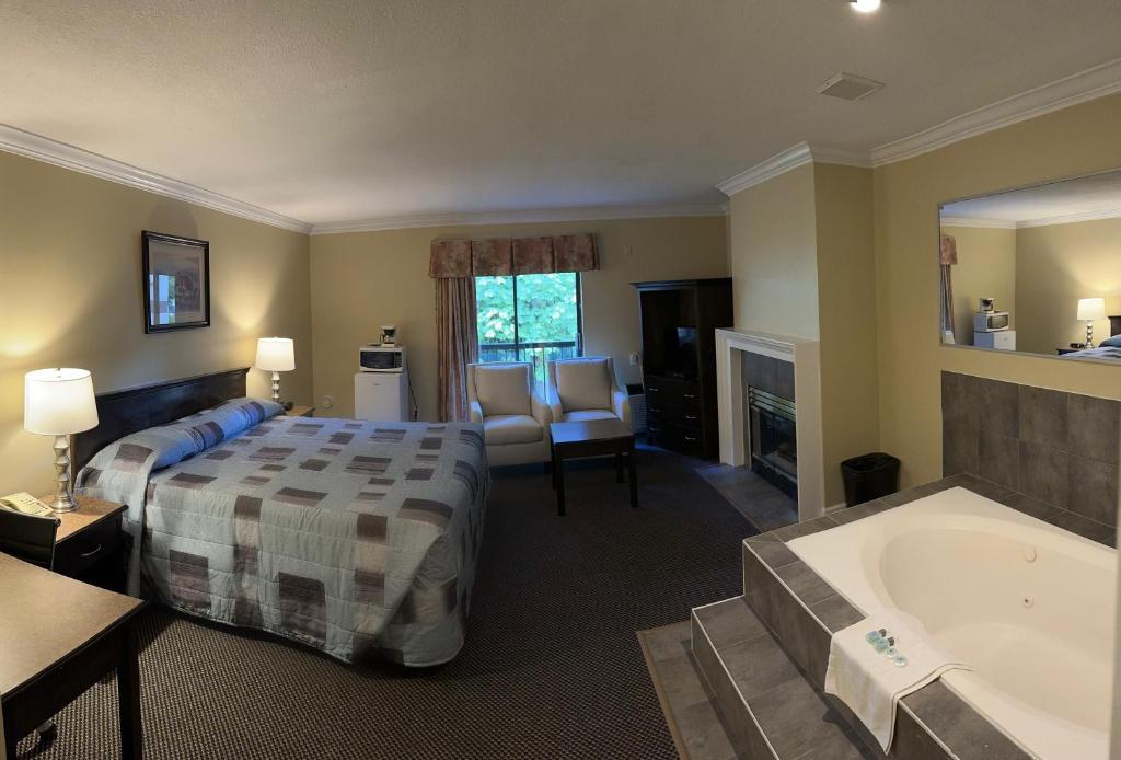Postel nebo postele na pokoji v ubytování Canadian Inn