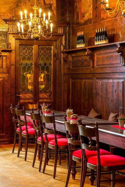 Un comedor con una mesa larga y sillas. en Hotel zum Ritter, en Fulda