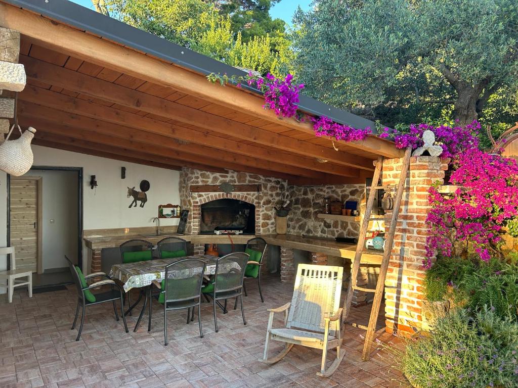 Zahrada ubytování Holiday house Pantovčak, secluded stone house with heated pool and unique view