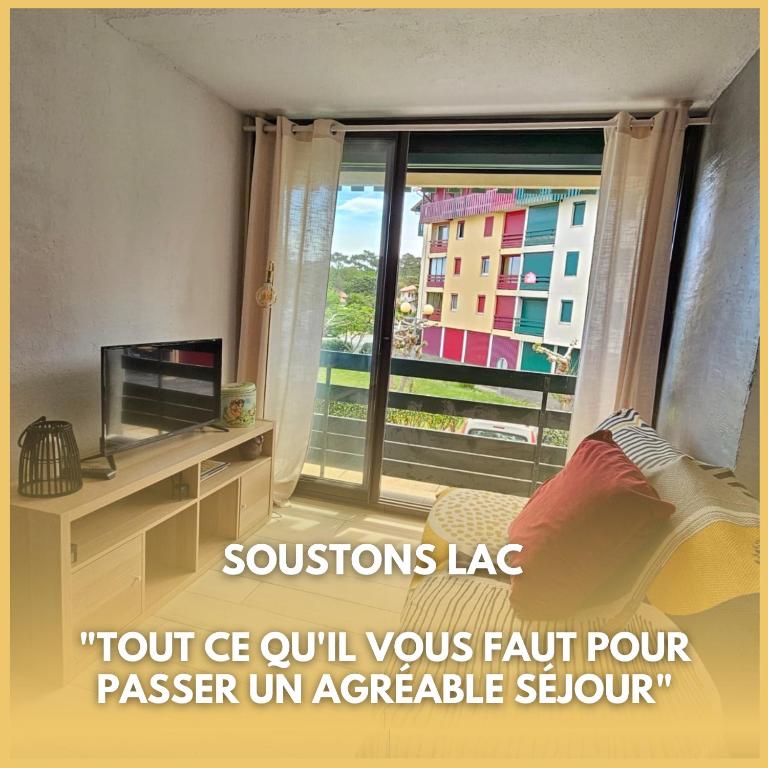 Cette chambre dispose d'une fenêtre offrant une vue sur un bâtiment. dans l'établissement Albret III - Soustons plage - vieux boucau - couple, à Soustons