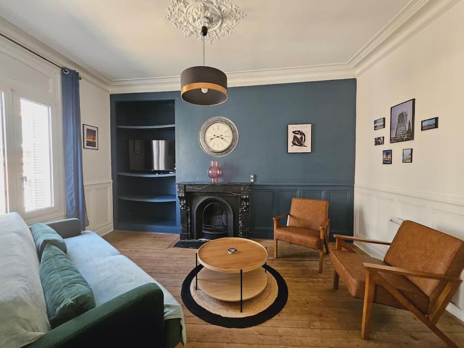 un salon avec un canapé et une table dans l'établissement Le Galliéni Hyper Centre, au Havre