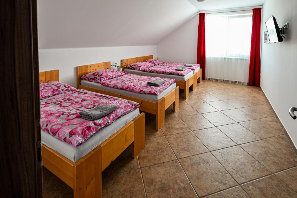 Postel nebo postele na pokoji v ubytování Penzion Žurek