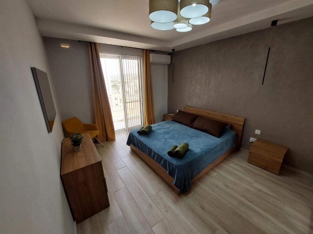 Postel nebo postele na pokoji v ubytování Serenity Apartment
