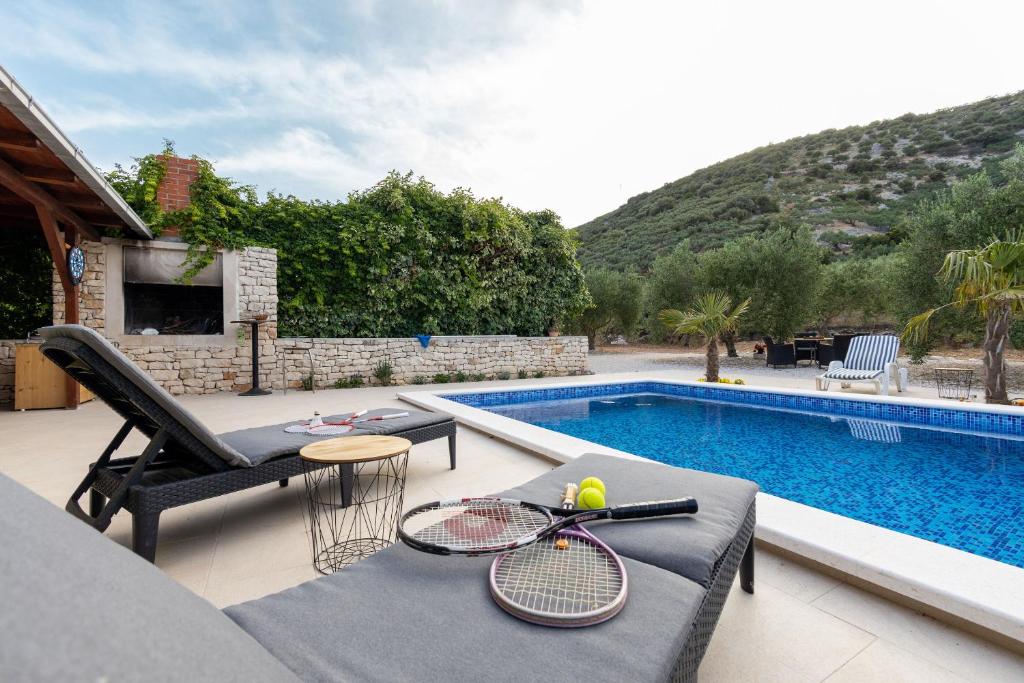 Bazén v ubytování House Irena nebo v jeho okolí