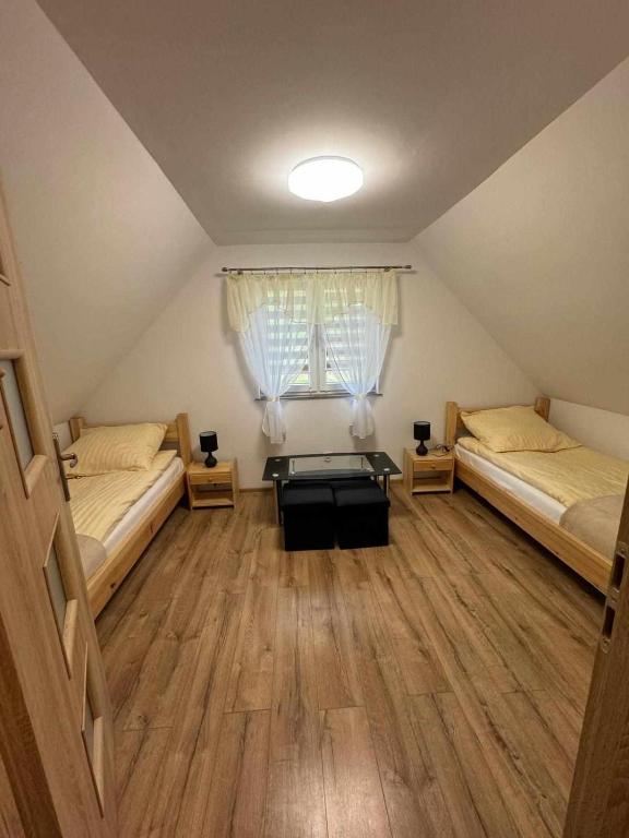 Voodi või voodid majutusasutuse BiesCzadowe Wzgórze toas