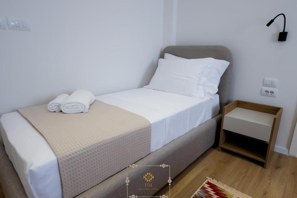 Postel nebo postele na pokoji v ubytování HM Boutique Hotel