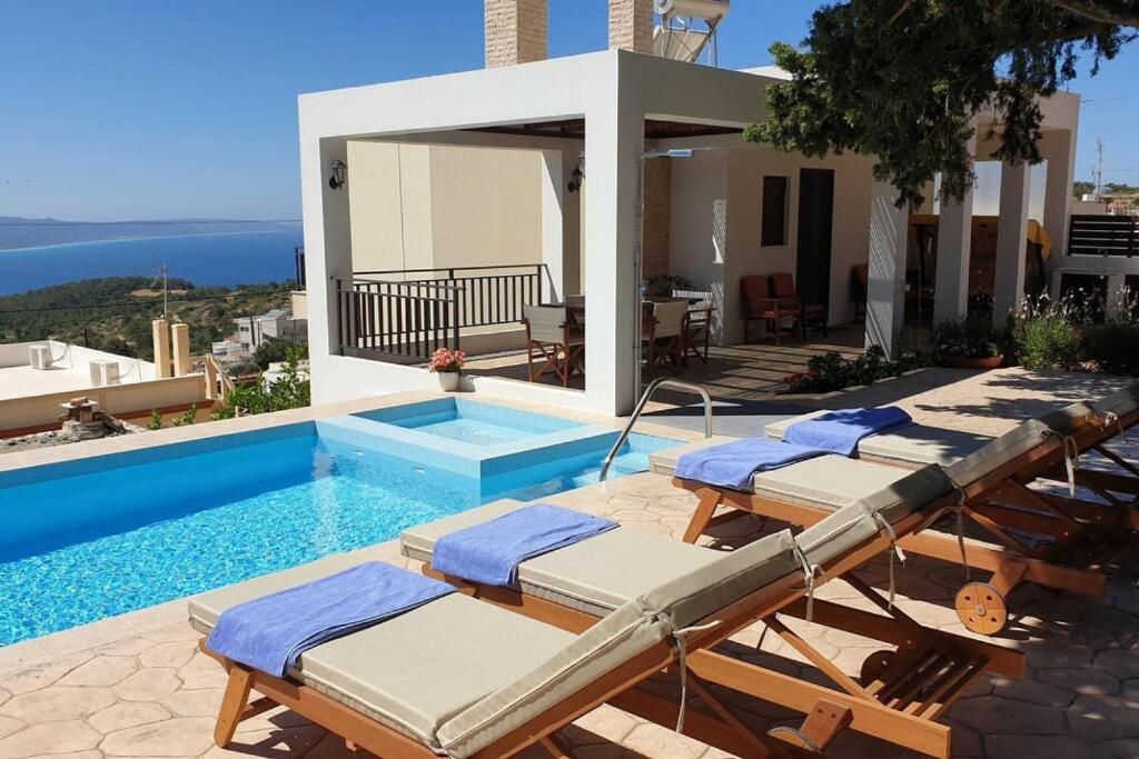 Bazén v ubytování Hara House in Monolithos Rhodes nebo v jeho okolí