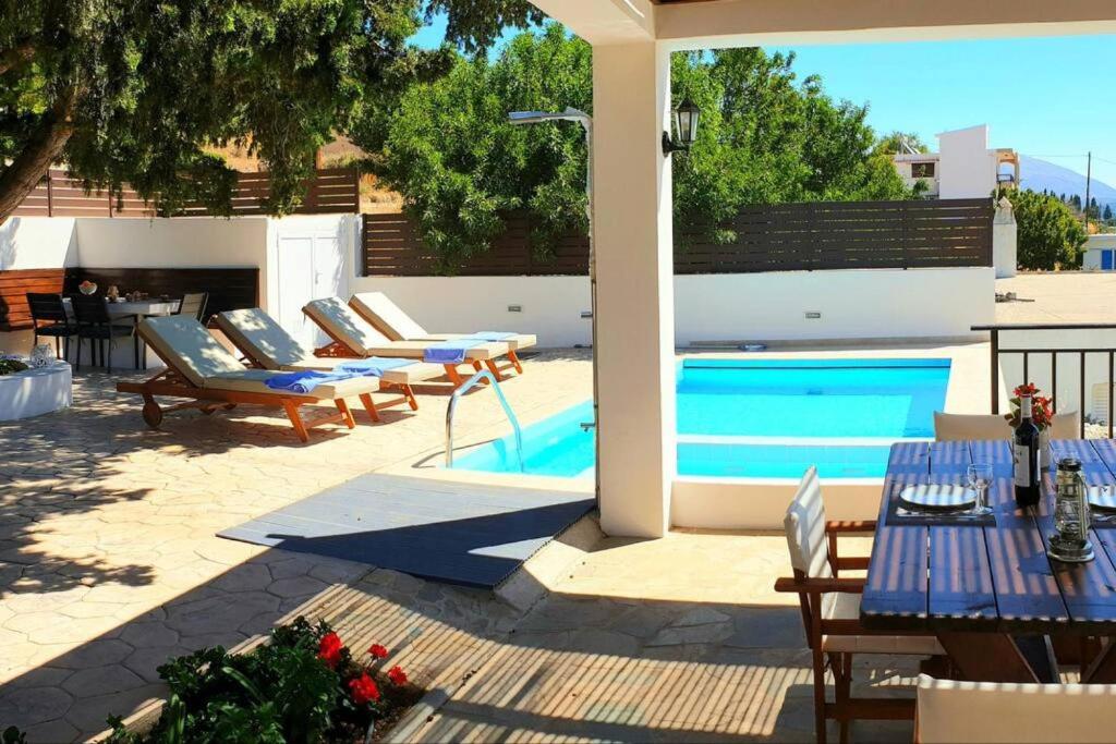 Bazén v ubytování Hara House in Monolithos Rhodes nebo v jeho okolí