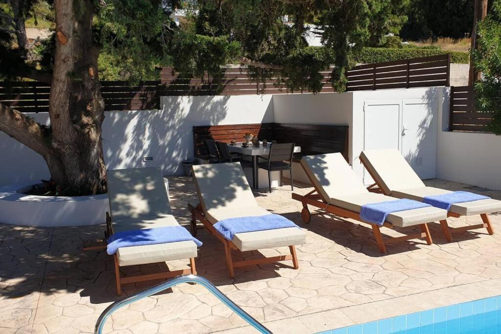 Bazén v ubytování Hara House in Monolithos Rhodes nebo v jeho okolí
