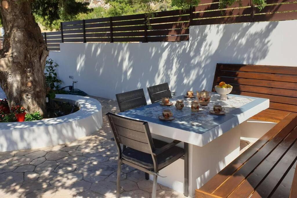 Patio nebo venkovní prostory v ubytování Hara House in Monolithos Rhodes