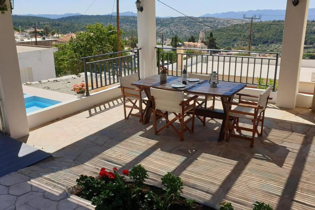 Bazén v ubytování Hara House in Monolithos Rhodes nebo v jeho okolí