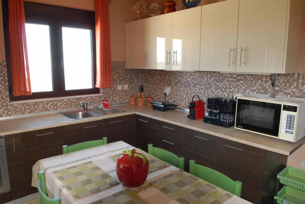 Kuchyň nebo kuchyňský kout v ubytování Hara House in Monolithos Rhodes