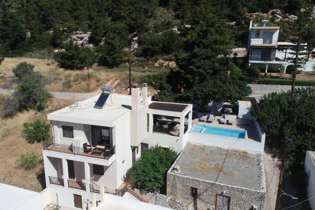 Bazén v ubytování Hara House in Monolithos Rhodes nebo v jeho okolí