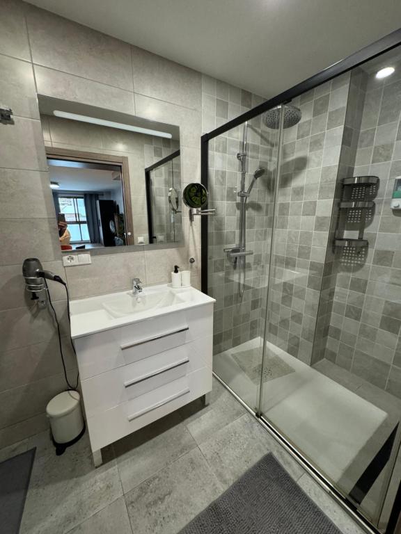 un baño con lavabo y ducha en Luceros best studio, en Alicante
