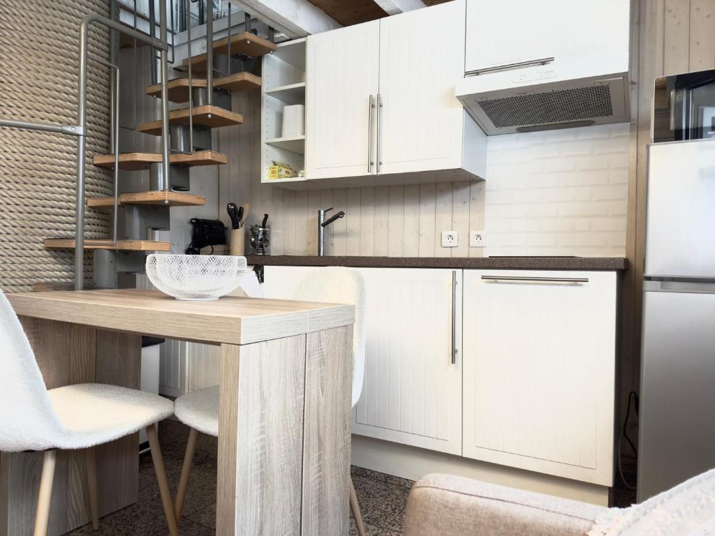 Kuchyň nebo kuchyňský kout v ubytování Duplex neuf à 30s des plages