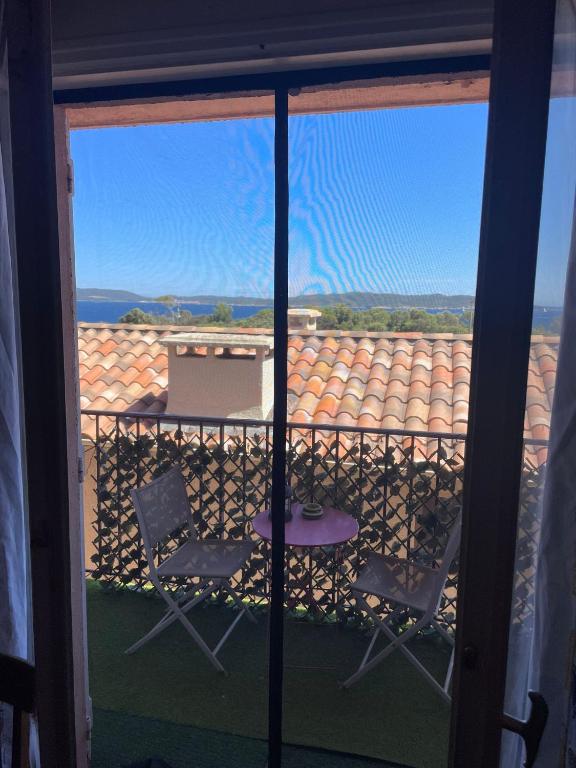 - un balcon avec deux chaises et une table dans l'établissement Appartement tour fondue, à Hyères