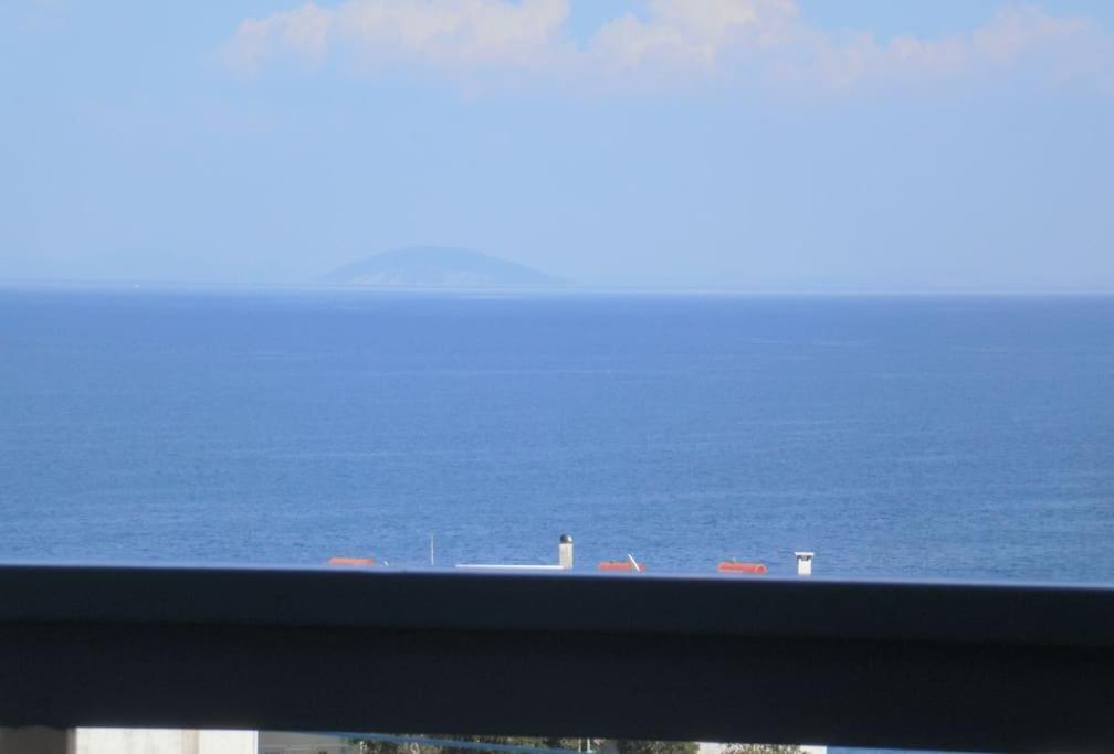 uma vista do oceano de uma varanda em Seaview Studio Helen No 2 em Xiropigado