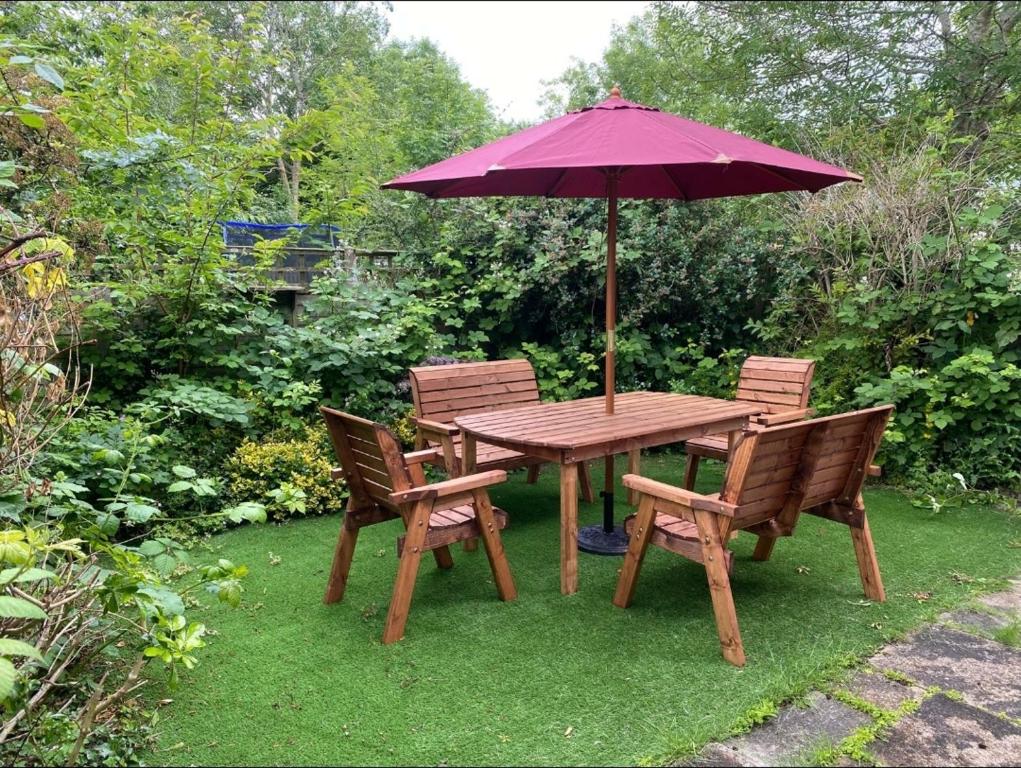 Κήπος έξω από το Lovely 2-bed Apartment in Knowle
