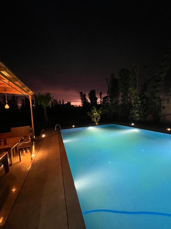 Bazén v ubytování Al Nakheel - Ferme Spacieuse avec Grande Piscine Privée et Espace Vert nebo v jeho okolí
