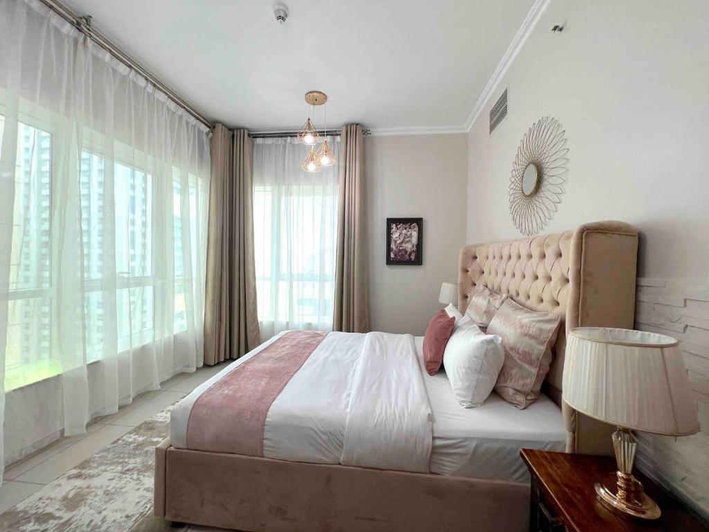 Fotografie z fotogalerie ubytování Unique, Elegant Top Floor Apartment With Sea View v Dubaji