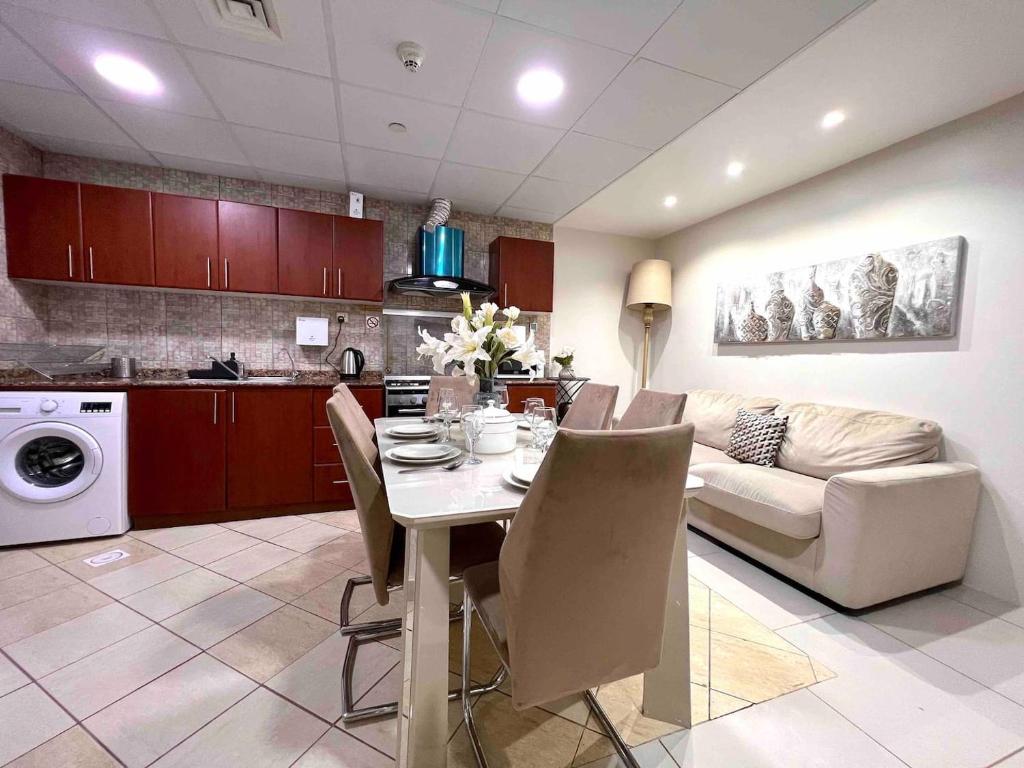 Fotografie z fotogalerie ubytování Unique, Elegant Top Floor Apartment With Sea View v Dubaji